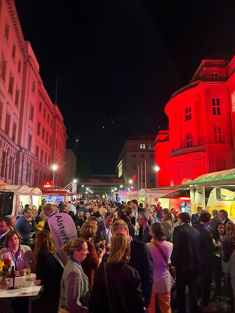 Nachtansicht des Events der Hamburger Landesvertretung in Berlin mit vielen Gästen