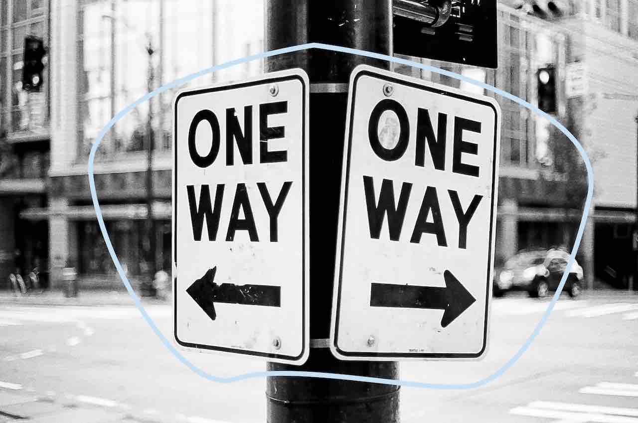 One Way-Schilder symbolisieren die Unterstützung von Führungskräften bei der Entscheidungsfindung.