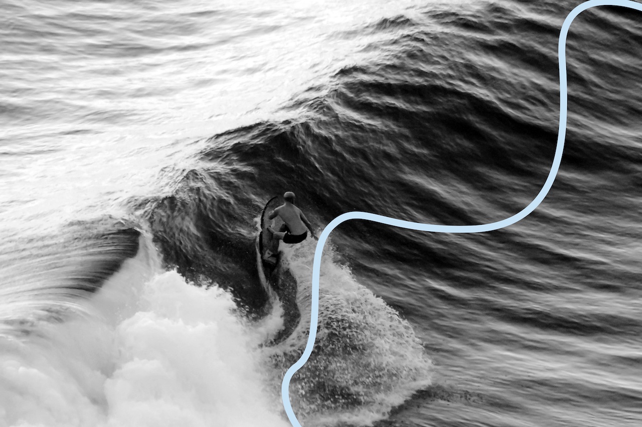 Surfer auf einer großen Welle symbolisiert die Entwicklung von angehenden Führungskräften